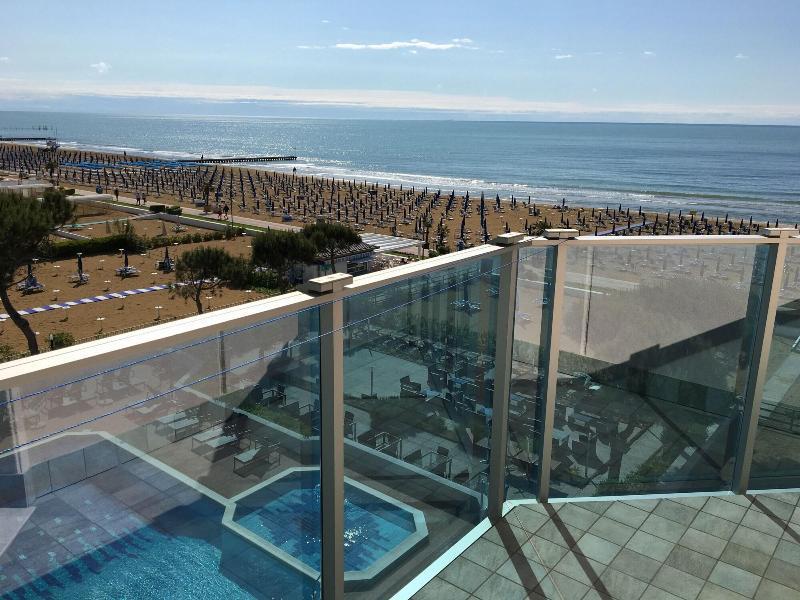 Hotel La Bussola Lido di Jesolo Eksteriør billede