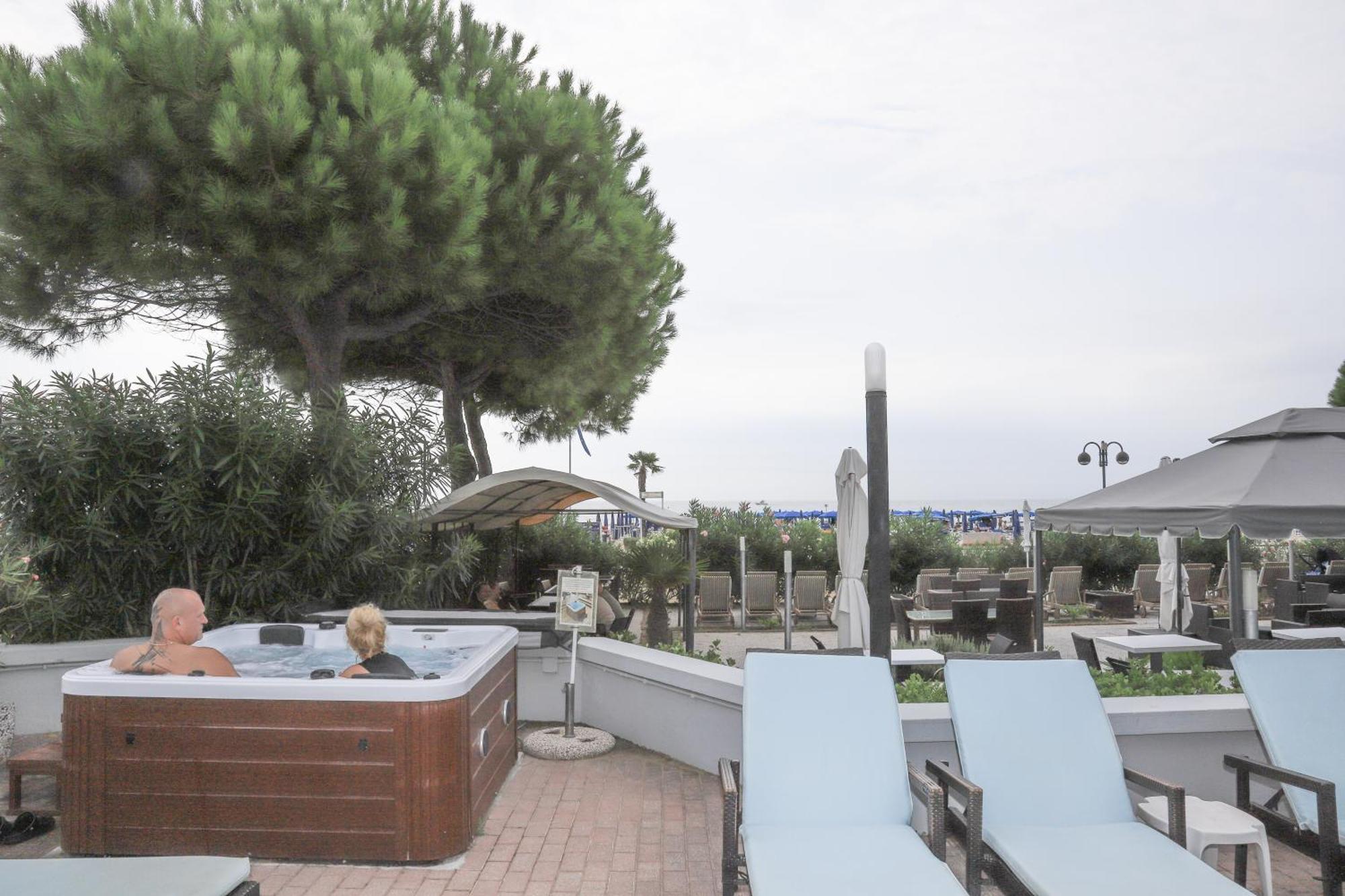 Hotel La Bussola Lido di Jesolo Eksteriør billede