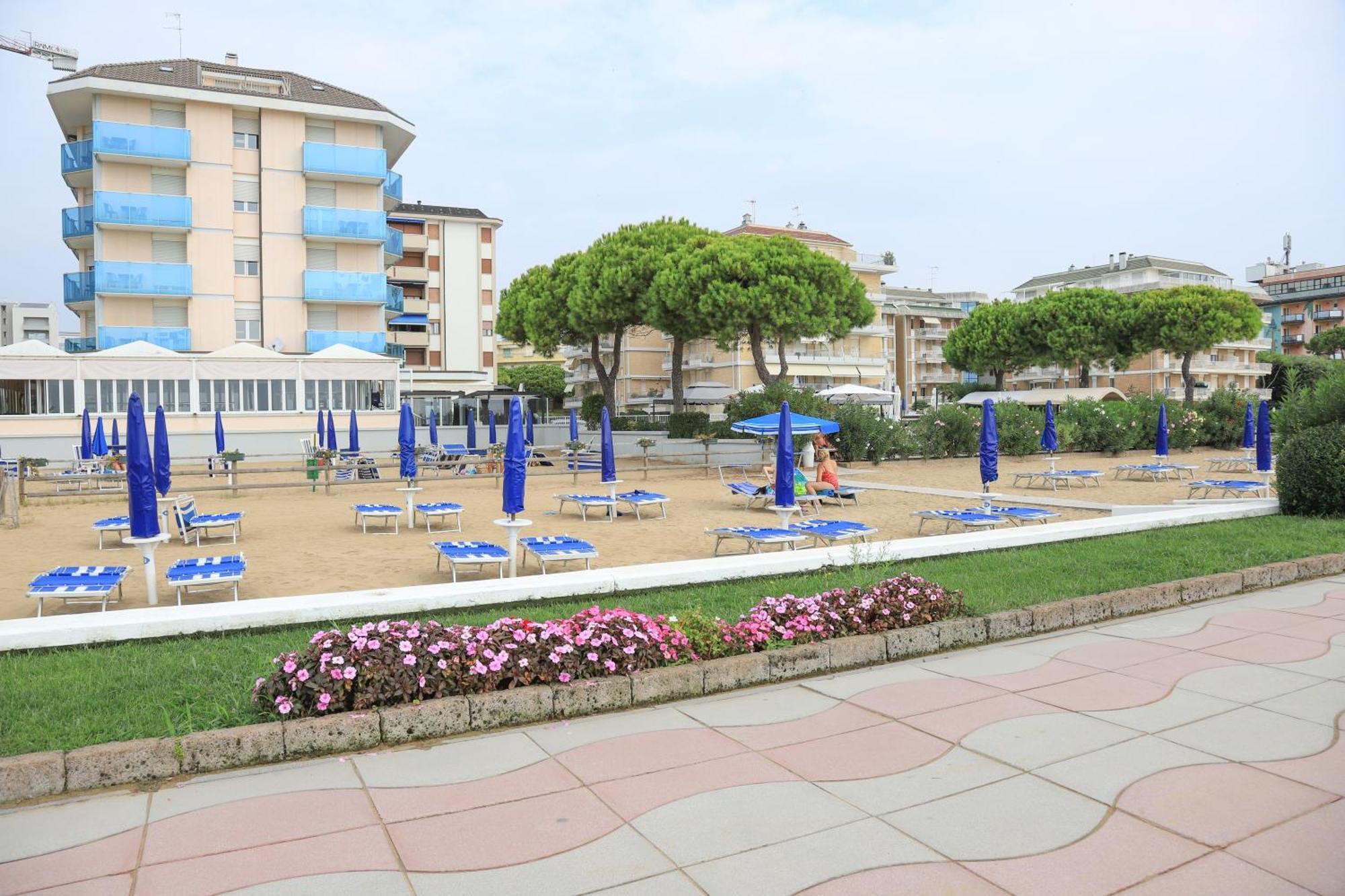 Hotel La Bussola Lido di Jesolo Eksteriør billede
