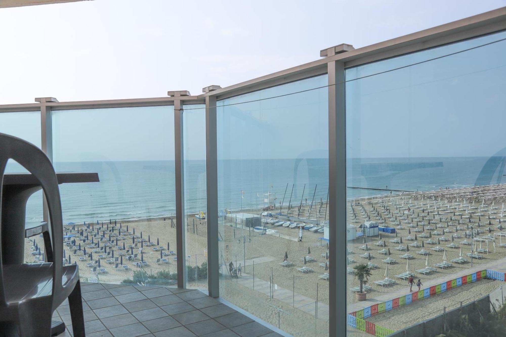 Hotel La Bussola Lido di Jesolo Eksteriør billede