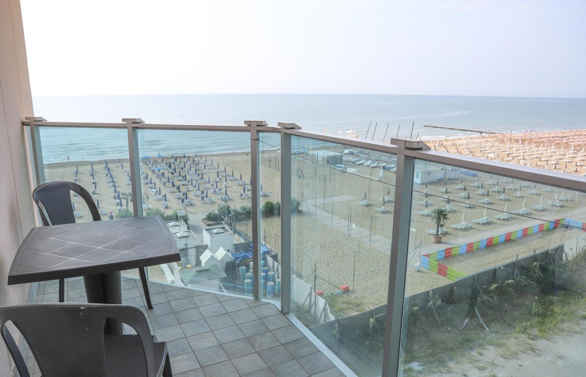 Hotel La Bussola Lido di Jesolo Eksteriør billede