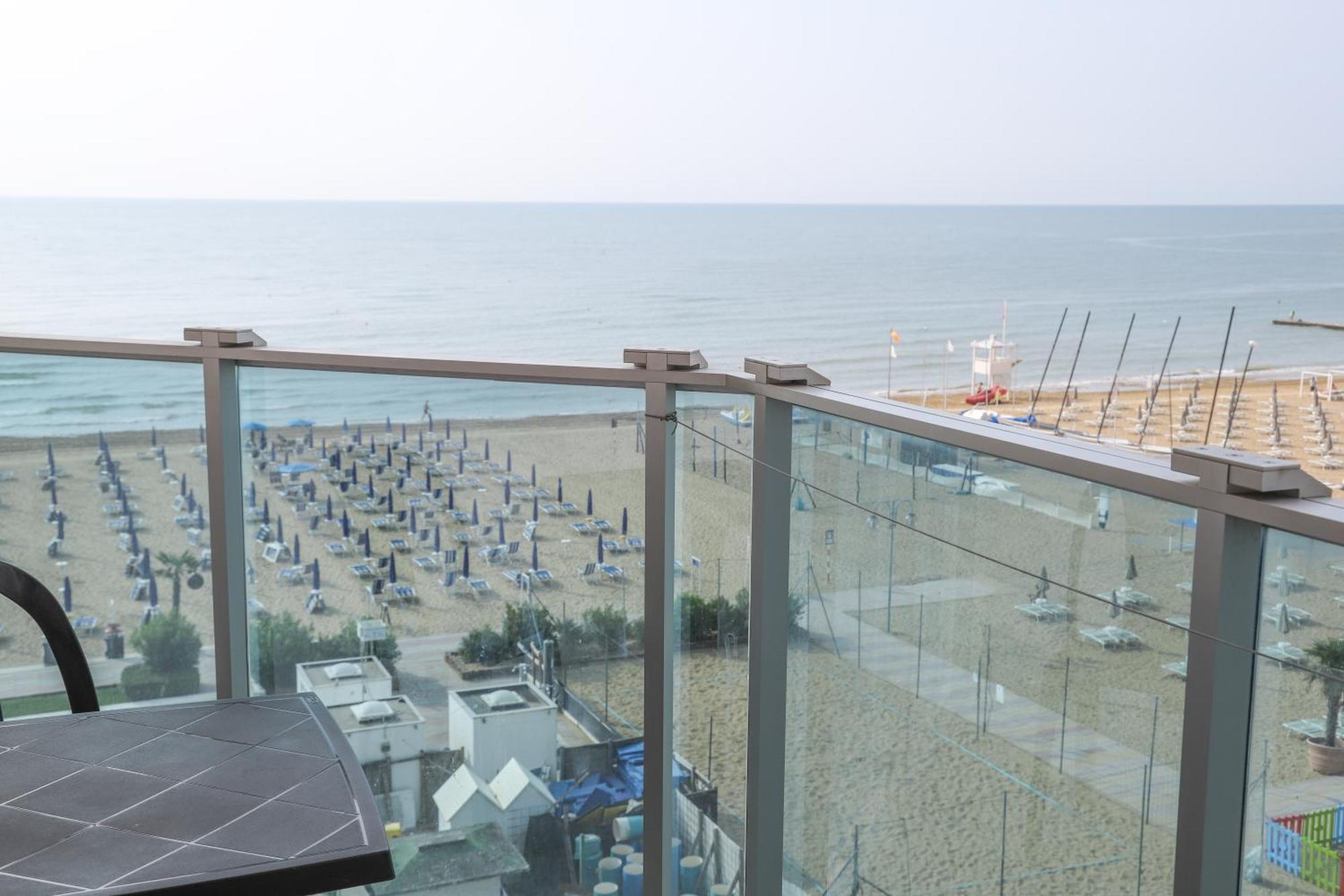 Hotel La Bussola Lido di Jesolo Eksteriør billede