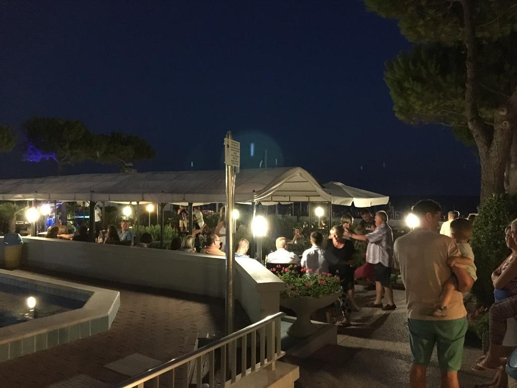 Hotel La Bussola Lido di Jesolo Eksteriør billede